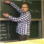 Mathelehrer einer öffentlichen Schule gibt Nachhilfe in Mathematik